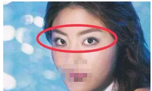 三白眼有此面相特征的人,提醒你出现烂桃花的概率是很高的,总会莫明