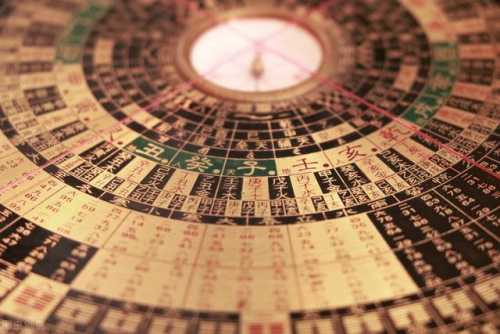 乾卦卦辞仅有“元亨利贞”四个字 - 但却表明出《周易》的核心内容