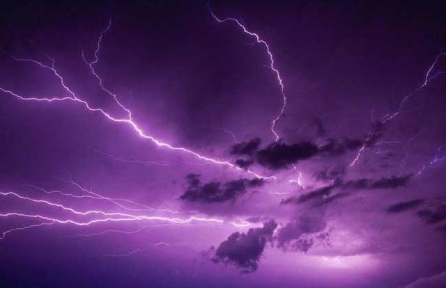 低沉的打雷声则预兆梦者最近的情绪低沉抑郁,风雷则暗示着梦者在实际