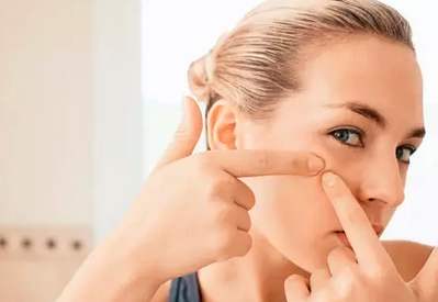 梦见给人挤黑头粉刺