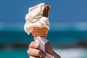 梦见冰激凌融化成水了