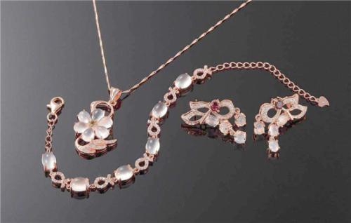 梦见佩戴珠宝首饰