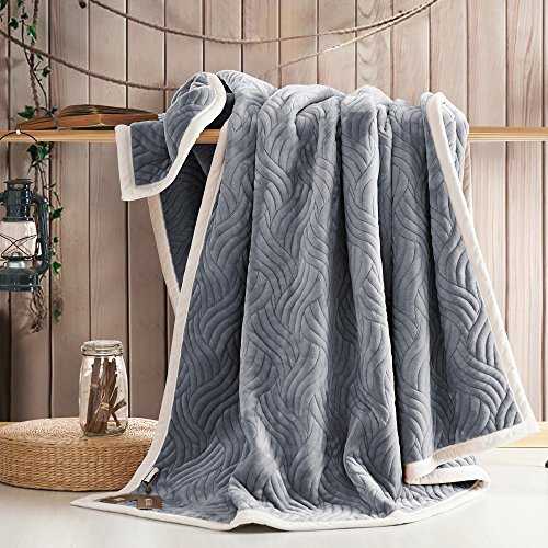 梦见院子里挂满了毯子和被单