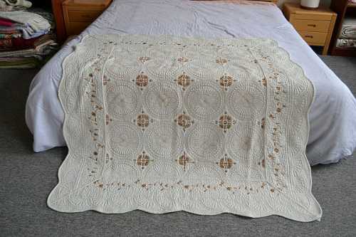 梦见院子里挂满了毯子和被单