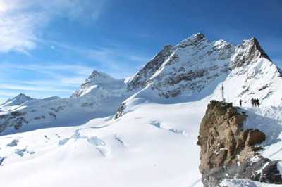 梦见半山腰上都是雪