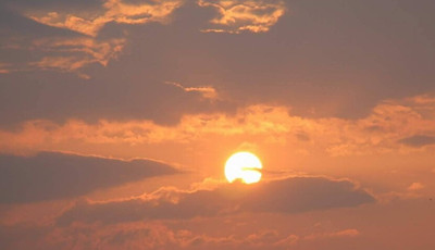 梦见太阳落山后喷出红光