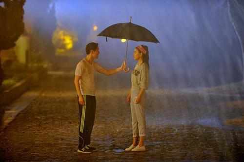 梦见下大暴雨被淋湿还有人送伞