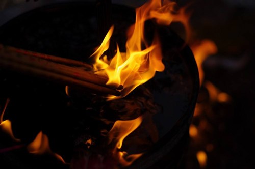 梦见自己烧香上供