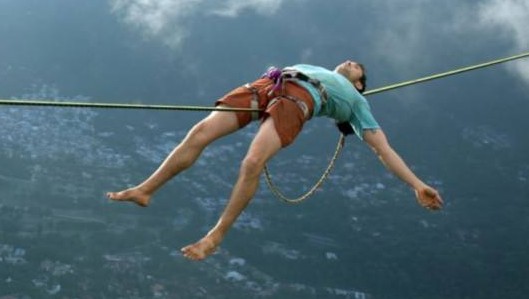 梦见在高空睡觉