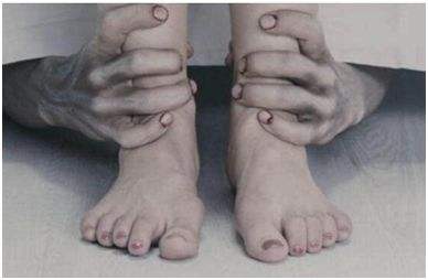 梦见被鬼抓住脚