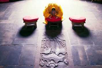 梦见自己在庙里拜佛