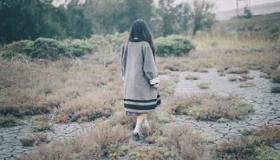 “女八字有七杀和正官-女命八字一个