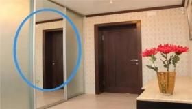 “面向大门的厕所门